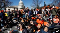 지난 3월 워싱턴 DC의 의사당에서 ‘불법체류 청년 추방유예 제도(DACA)’ 지지자들이 시위하고 있다. 