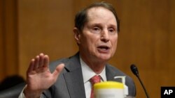 ​រូបឯកសារ៖ សមាជិក​ព្រឹទ្ធសភា​សហរដ្ឋ​អាមេរិក​ខាង​គណបក្ស​ប្រជាធិបតេយ្យ ​លោក Ron Wyden ដែលជា​ប្រធាន​នៃ​​គណៈកម្មាធិការ​​ហិរញ្ញវត្ថុ ​ថ្លែង​នៅឯ​សវនាការគណៈកម្មាធិការ​​ហិរញ្ញវត្ថុនៅ​វិមានសភា​ក្នុង​រដ្ឋធានីវ៉ាស៊ីនតោន នៅថ្ងៃទី៣០ ខែមិថុនា ឆ្នាំ២០២០។