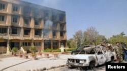 Tentara rejim Suriah dekat sebuah pusat penelitian ilmiah setelah bentrokan dengan anggota Tentara Pembebasan Suriah di Aleppo. (Reuters)