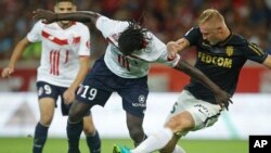Jésus Jemerson de Monaco, à droite, engagé dans un duel avec Eder de Lille lors d’un match un de football de la Ligue française au stade Lille Métropole, à Villeneuve d'Ascq, Nord de la France, 10 septembre 2016. 