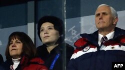지난9일 강원도 평창 올림픽스타디움에서 열린 2018 평창동계올림픽 개막식에 마이크 펜스 미국 부통령(오른쪽)과 부인 카렌 여사(왼쪽)가 참석했다. 북한 김정은 국무위원장의 여동생 김여정 노동당 중앙위 제1부부장이 그 뒷줄에 앉아있다.