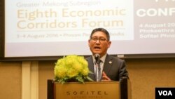 Sok Chenda Sophea, secretary general of the Council for the Development of Cambodia, speaks to the press at the GMS Economics Corridors Forum, Thursday August 04, 2016 in Phnom Penh. ( Leng Len/VOA Khmer)