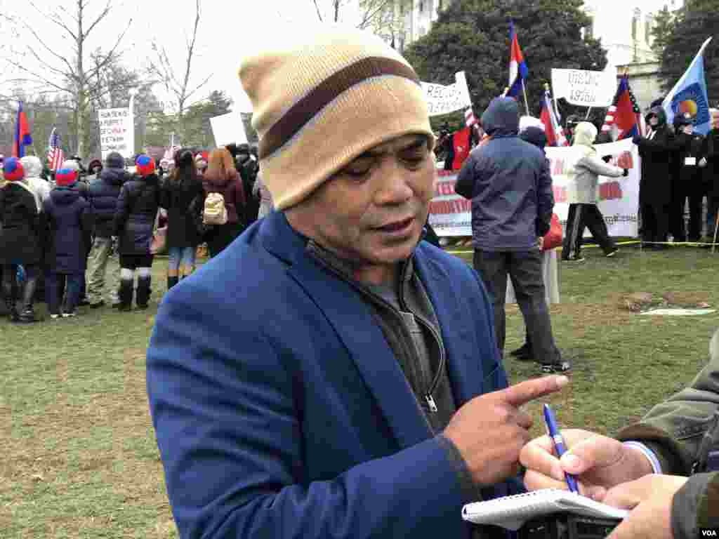 ឈុំ សេរីសុខុម បាតុករមកពីរដ្ឋន៍ខារ៉ូឡាញណា។ (ចាប ចិត្រា/VOA)