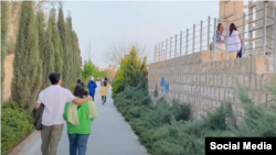 چند جوان ایرانی در فضای عمومی ـ آرشیو