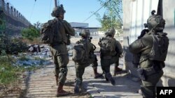 Na fotografiji koju su objavile Izraelske odbrambene snage (IDF) vide se vojnici Izraela tokom operacije u Rafi, na jugu Pojasa Gaze.