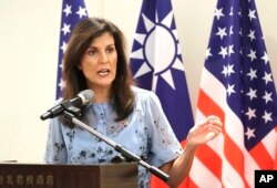 Mantan Duta Besar Amerika untuk PBB Nikki Haley memberi keterangan pers di Taipei sebelum meninggalkan Taiwan, 24 Agustus 2024. (Foto: Chiang Ying-ying/AP Photo)