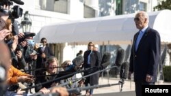 조 바이든 미국 대통령이 29일 텍사스주 국경지역을 방문하기 위해 백악관을 나서면서 기자들의 질문에 답하고 있다.