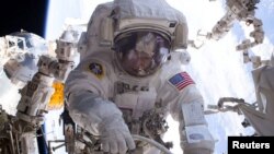 خانم پگی ویتسون که ۵۷ ساله است مسن ترین زنی است که به فضا رفته است