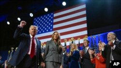 อดีตปธน.โดนัลด์ ทรัมป์ ตัวแทนพรรครีพับลิกัน ทำท่าทางหลังเดินข้างอดีตสตรีหมายเลขหนึ่ง เมลาเนีย ทรัมป์ ในค่ำคืนวันเลือกตั้ง ที่เวสต์ปาล์มบีช รัฐฟลอริดา 6 พ.ย. 2024 (AP Photo/Evan Vucci)