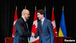 დენის შმიჰალი და ჯასტინ ტრუდო. 11 აპრილი, 2023 წ. ტორონტო, კანადა.