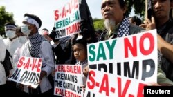 ក្រុម​ប្រជាជន​មូស្លីម​បាតុកម្ម​នៅ​ខាង​មុខ​ស្ថានទូត​អាមេរិក​ក្នុង​រដ្ឋធានី​ហ្សាការតា​ប្រទេស​ឥណ្ឌូណេស៊ី​កាលពី​ថ្ងៃទី០៨ ធ្នូ​ ២០១៧។