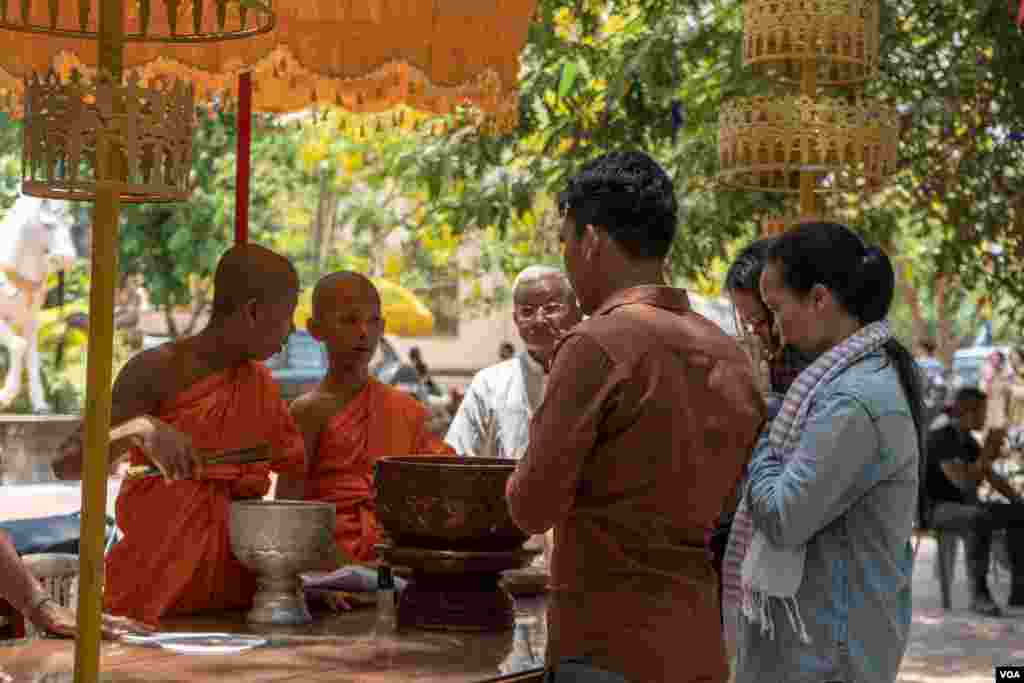 ប្រជាពលរដ្ឋ​សំពះព្រះ​សង្ឃ​ និងចូលបច្ច័យកសាងវត្តអារាម​ នៅ​ក្នុង​វត្តព្រះធាតុ ទីតាំងដែលគេ​ប្រារព្ធ​កម្មវិធី​ «បុណ្យភូមិ», នៅរាជ​ធានីភ្នំពេញ, នៅថ្ងៃទី០៦ ខែមេសា ឆ្នាំ២០១៩។ (ខាន់ សុគុំមនោ/VOA)