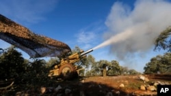 Kombatan pemberontak yang didukung Turki menembakkan misil ke arah pasukan pemerintah Suriah, dekat Desa Neirab di Provinsi Idlib, Suriah, 20 Februari 2020. 