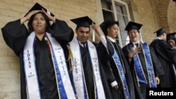 Para mahasiswa/i UCLA di Amerika Serikat dalam upacara kelulusan.