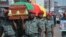 Militer Kamerun melakukan upacara pemakaman militer bagi 4 tentara yang tewas dalam aksi kekerasan oleh kelompok separatis, pada pertengahan bulan ini, 17 November lalu (foto: dok). 