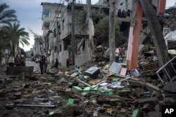 Warga Palestina menyaksikan kehancuran pasca serangan Israel di Rafah, Jalur Gaza selatan, Sabtu, 27 Januari 2024. (Foto: AP/Fatima Shbair)