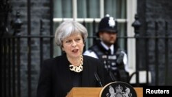 Perdana Menteri Inggris Theresa May berbicara di luar kediamannya di 10 Downing Street setelah serangan di London Bridge dan Borough Market yang menyebabkan 7 orang meninggal dan puluhan lainnya luka-luka di London, 4 Juni 2017. 