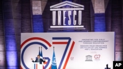 Presiden Perancis Emmanuel Macron ketika menyampaikan pidatonya dalam KTT Menteri Pendidikan dan Pembangunan G7 di Perancis, 5 Juli, 2019 (Foto: AP)