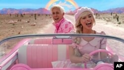 Potongan adegan dari film "Barbie" besutan sutradara Greta Gerwig dalam foto yang dirilis oleh Warner Bros. Pictures. (Foto: Warner Bros. Pictures via AP)