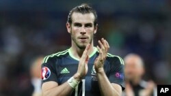 Le Gallois Gareth Bale salue ces fans lors de l'Euro 2016 au stade de Decines-Charpieu, près de Lyon, en France, le 6 juillet 2017. 