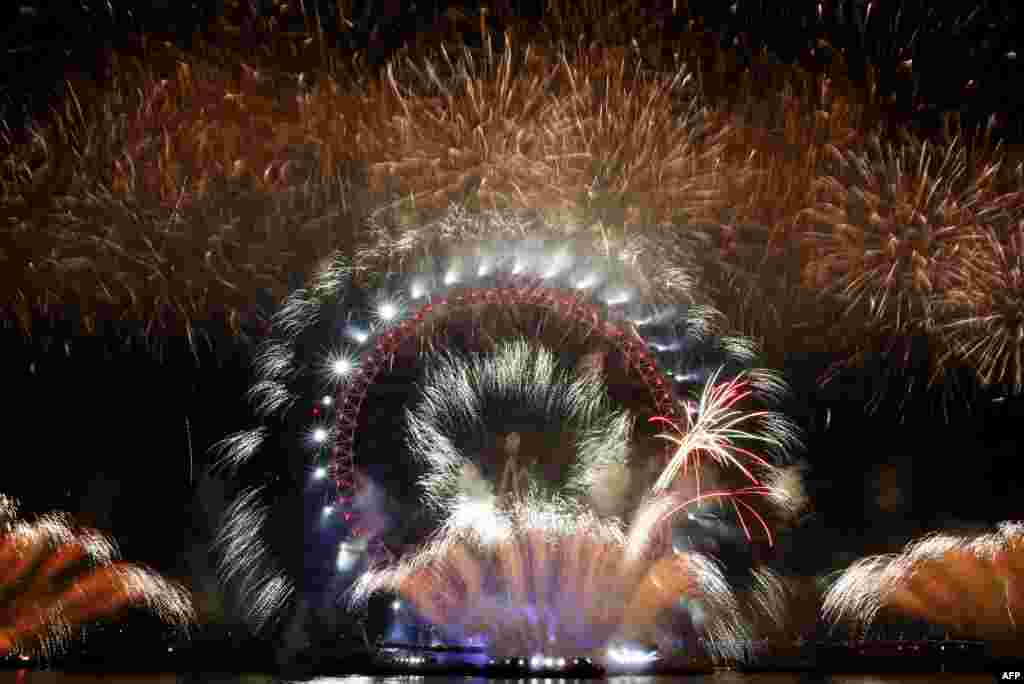 កាំជ្រួច​បាន​ផ្ទុះ​ឡើង​អំឡុង​ការ​អបអរ​ចូល​ឆ្នាំ​ថ្មី​នៅ​ជុំវិញ​កន្រ្តក​វិល​ London Eye កណ្តាល​ទីក្រុង​ឡុងដ៏។