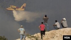 Pesawat pemadam kebakaran berupaya memadamkan kebakaran di Haifa, yang berlangsung untuk hari ketiga.