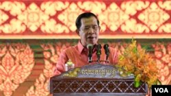 រូបឯកសារ៖ លោក​ នាយក​រដ្ឋមន្ត្រី ហ៊ុន សែន​ ថ្លែង​ទៅកាន់​មហាជន​ ក្នុង​កម្មវិធី​អបអរសាទរ​ការដាក់ប្រសាទ​សំបូរ​ព្រៃគុក​ ក្នុង​បញ្ជីរបេតិកភណ្ឌពិភពលោក​, នៅរាជធានីភ្នំពេញ​, នៅថ្ងៃទី​១៧​ ខែកក្កដា ឆ្នាំ​២០១៧។ (អូន​ ឆេងប៉រ/​ VOA)