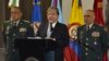 El ministro colombiano de Defensa, Carlos Holmes Trujillo (C), en rueda de prensa en Bogotá, el 13 de enero de 2019.