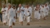 Les pèlerins musulmans se dirigent vers la mosquée Namirah sur le mont Arafat, lors du pèlerinage annuel du Hajj, à l'extérieur de la ville sainte de La Mecque, en Arabie Saoudite, le 19 août 2018.