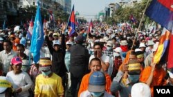 Some of the tens of thousands of Cambodians who marched along Monivong Boulevard calling for Hun Sen to resign, Phnom Penh, Cambodia, Dec. 29, 2013. (Robert Carmichael/VOA) 