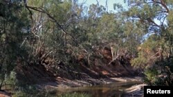 រូបឯកសារ៖ ទន្លេ Darling River ដែលរងគ្រោះពីគ្រោះរាំងស្ងួតនៅភាគខាងលិចក្រុង New South Wales ប្រទេសអូស្រ្តាលី កាលពីថ្ងៃទី២៥ ខែមេសា ឆ្នាំ២០១៩។ 