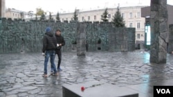 “悲伤墙”纪念碑。