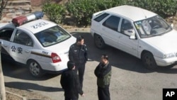 图为探访古川的朋友4月5日在其居所外拍到的监控警察照片