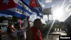 2021년 7월 18일 미국 플로리다주 마이애미에서 쿠바계 주민들이 쿠바 민주화를 지지하는 시위를 벌이고 있다. (자료사진)