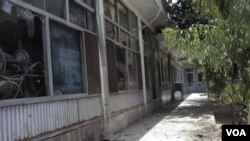 Kantor walikota Kandahar di Afghanistan selatan yang rusak akibat serangan bom bunuh diri, Rabu (27/7).