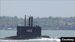 Kapal Selam KRI Nanggala 402 hilang kontak di sekitar Selat Bali, diperkirakan kini berada di kedalaman 700 meter, saat latihan penembakan senjata strategis hari Rabu (21/4). (Foto courtesy: Kemenhan RI)