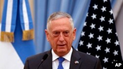 Menteri Pertahanan AS Jim Mattis di Kantor Menhan di Benos Aires, Argentina, 15 Agustus 2018. (Foto: dok).