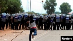 កម្មករ​រោង​ចក្រ​ Sabrina នៅ​ក្នុង​ខេត្ត​កំពង់ស្ពឺ​ប៉ះទង្គិច​ជាមួយ​ក្រុម​សន្តិសុខ​ក្នុង​​អំឡុង​ពេល​តវ៉ា​តំឡើង​ប្រាក់ខែ​​នៅ​ខែ​មិថុនា​ឆ្នាំ​២០១៣។