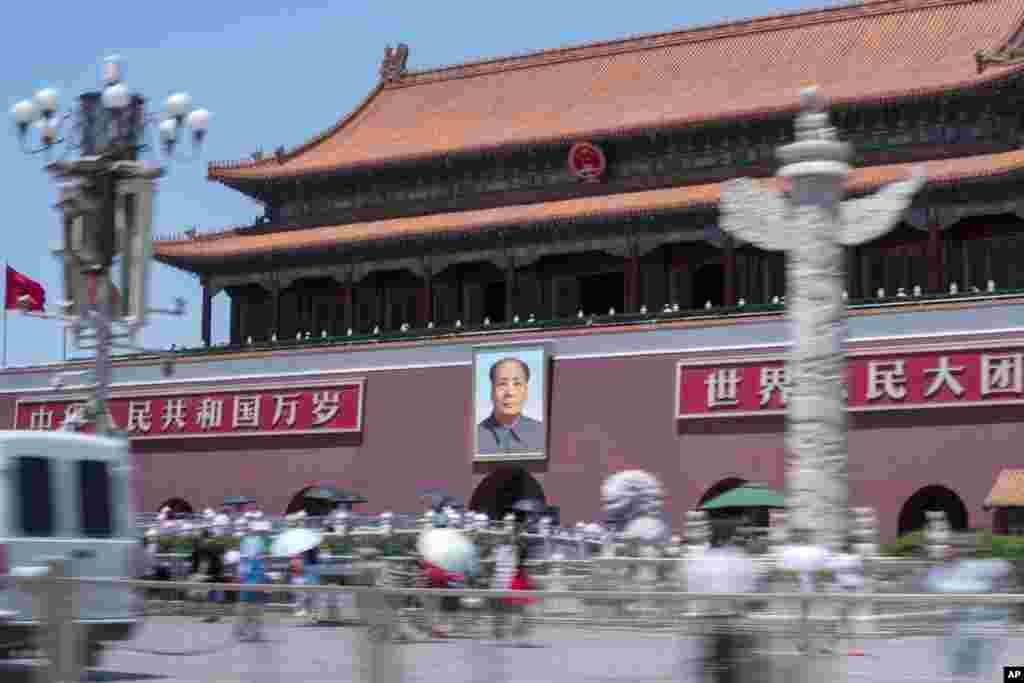 2018年6月4日，北京天安门城楼、金水桥、华表、路灯、监视器和游客。