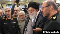 خامنه‌ای، رهبر جمهوری اسلامی در میان وزیر دفاع و رئیس ستاد کل نیروهای مسلح ایران