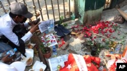 미얀마 양곤에서 시민들이 28일 군경의 무력으로 사망한 청년을 추모하고 있다. 