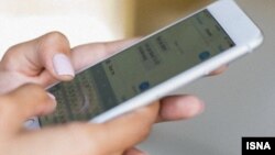 Seseorang menggunakan aplikasi Telegram (foto: ilustrasi).