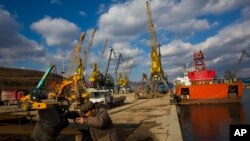 អ្នកធ្វើយុទ្ធនាការ​ #BringBackOurGirls (#BBOG) ឱប​គ្នា​នៅ​ក្រុងអាប៊ូចា (Abuja) ប្រទេស​នីហ្សេរីយ៉ា។ ក្មេងស្រី​ជំទង់​ម្នាក់ ដែល​ត្រូវ​បាន​ពួក​បូកូហារ៉ាម (Boko Haram) ចាប់​ខ្លួន​ជាង​ពីរ​ឆ្នាំ​មុន​នេះ​ត្រូវ​បាន​ជួយសង្រ្គោះ។ ក្មេងស្រី​ជំទង់​មួយ​នោះ​ជា​ក្មេងស្រី​ដំបូង​នៅ​ក្នុង​ចំណោម​ក្មេងស្រី​ជំទង់​ជាង ២០០​នាក់​ ដែល​ត្រូវ​បាន​ចាប់​ជំរិត​នៅ​សាលា​ក្នុង​ក្រុង Chibok ដែល​បាន​វិលត្រលប់​ពី​តំបន់​ព្រៃ​កាន់កាប់​ដោយ​ក្រុម​ឧទ្ទាម​នោះ។