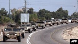 23일 가자지구와 접한 이스라엘 남부 도로에서 이스라엘 군용 차량들이 이동하고 있다.