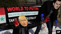 Fishermen in Kuakata bring the last net of the day under a fire like sunset in Bangladesh. (Photo by Dennis Cohen/UK submitted to <a href="/info/ipad-photo-contest/3735.html" target="_blank">VOA Photo Contest</a>) 