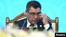 Sadir Japarov davrida Qirg'iziston avtoritar tuzumga aylandi, deydi demokratiya tarafdorlari. Biroq Bishkekni G'arbda maqtayotganlar ham yo'q emas. 