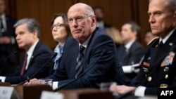 댄 코츠 미국 국가정보국장을 비롯한 정보기관 수장들이 29일 상원 정보위원회 청문회에서 증언했다. 왼쪽부터 크리스토퍼 레이 연방수사국(FBI) 국장, 지나 해스펠 중앙정보국(CIA) 국장, 코츠 국장, 로버트 애슐리 국방정보국장.