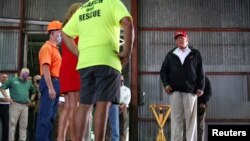 Presiden Donald Trump meninjau sejumlah daerah yang rusak akibat Badai Laura, di Lake Charles, Louisiana, Sabtu, 29 Agustus 2020. (Foto: Reuters)