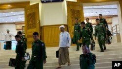 လွှတ်တော် တက်နေတဲ့ တပ်မတော်သားကိုယ်စားလှယ်များ။