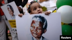Wata 'yar shekara biyu da hoton Nelson Mandela
